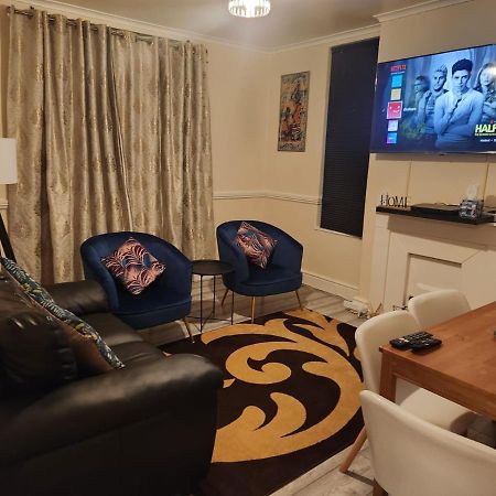 2-Bedroom Flat In Cutty-Sark, Greenwich ! Londen Buitenkant foto