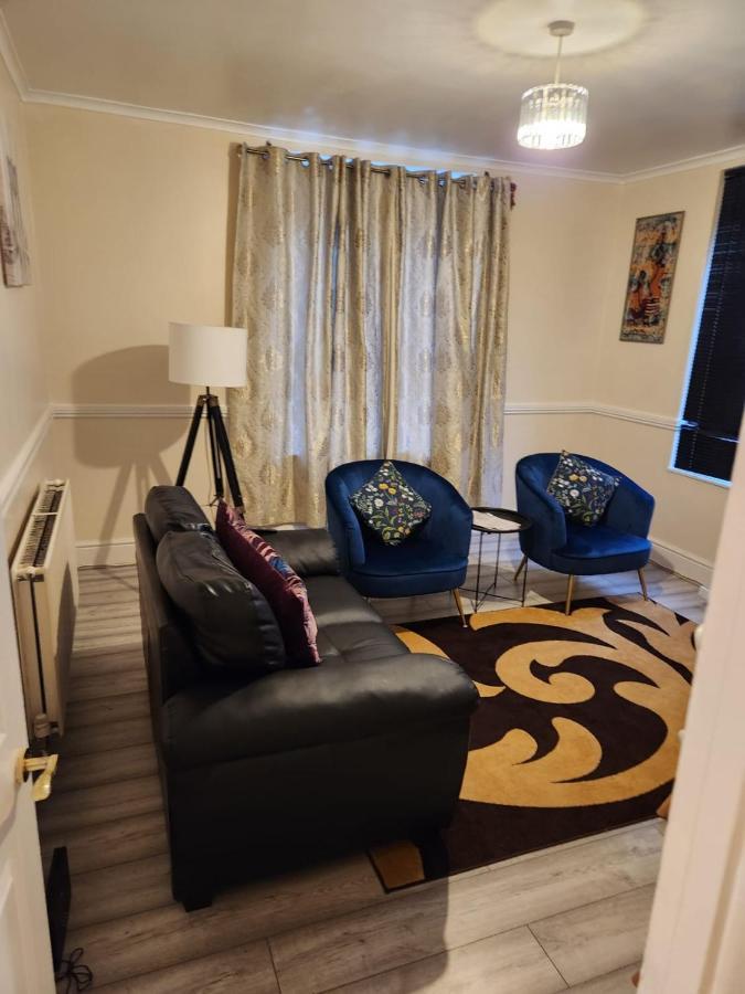 2-Bedroom Flat In Cutty-Sark, Greenwich ! Londen Buitenkant foto
