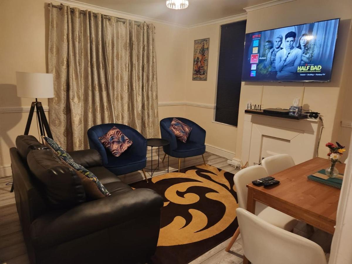 2-Bedroom Flat In Cutty-Sark, Greenwich ! Londen Buitenkant foto