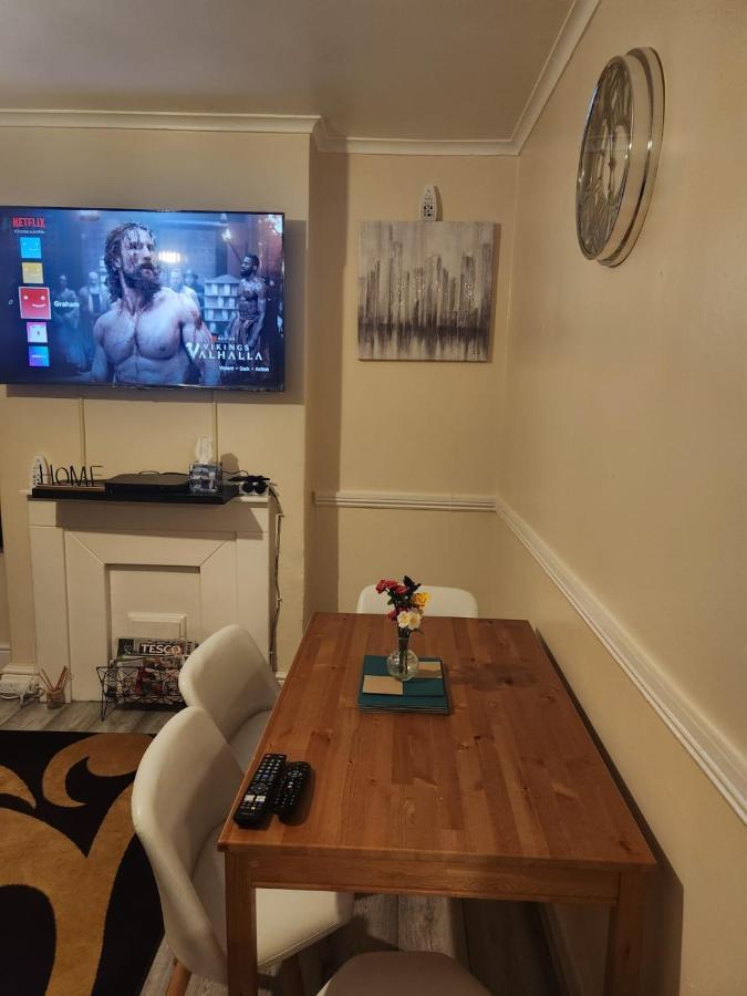 2-Bedroom Flat In Cutty-Sark, Greenwich ! Londen Buitenkant foto