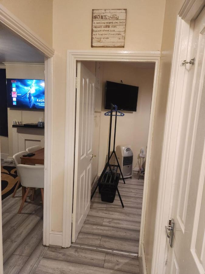 2-Bedroom Flat In Cutty-Sark, Greenwich ! Londen Buitenkant foto