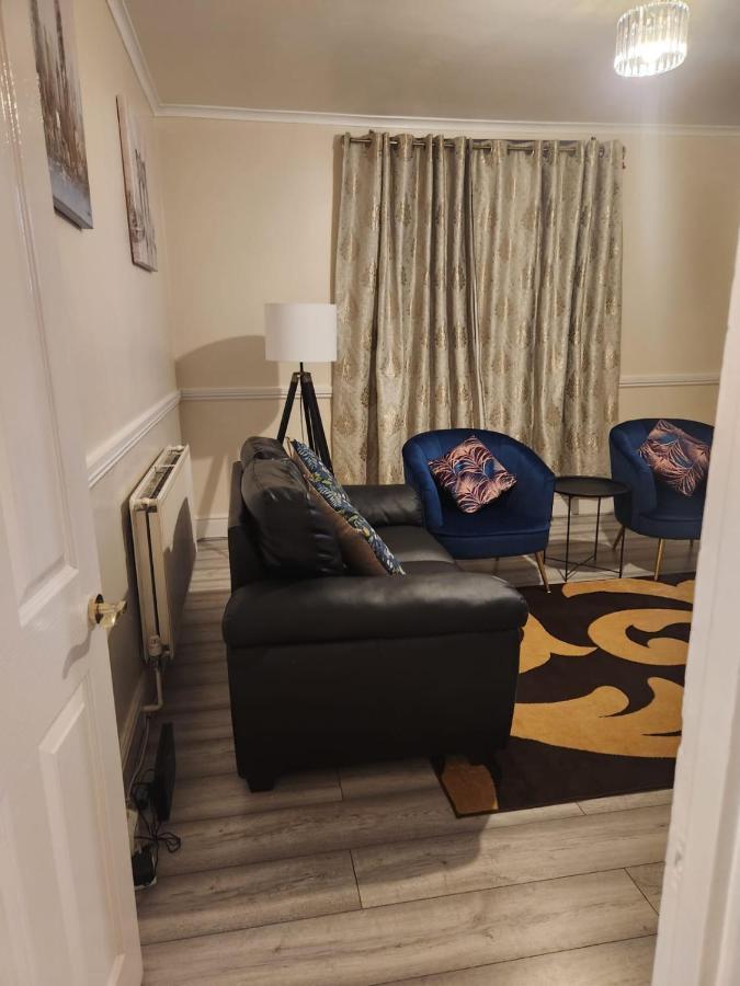 2-Bedroom Flat In Cutty-Sark, Greenwich ! Londen Buitenkant foto