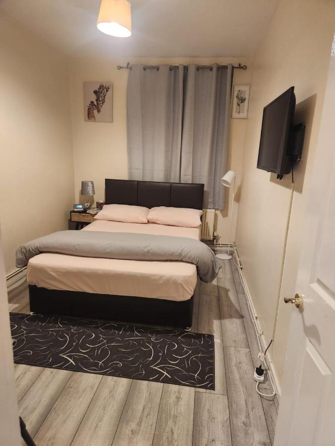 2-Bedroom Flat In Cutty-Sark, Greenwich ! Londen Buitenkant foto